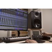 Студійний монітор Mackie MR824