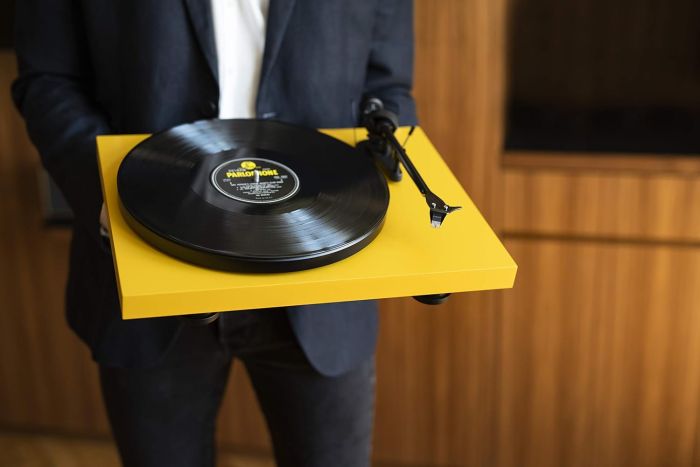 Pro-Ject Debut Carbon EVO 2M-Red Satin Yellow