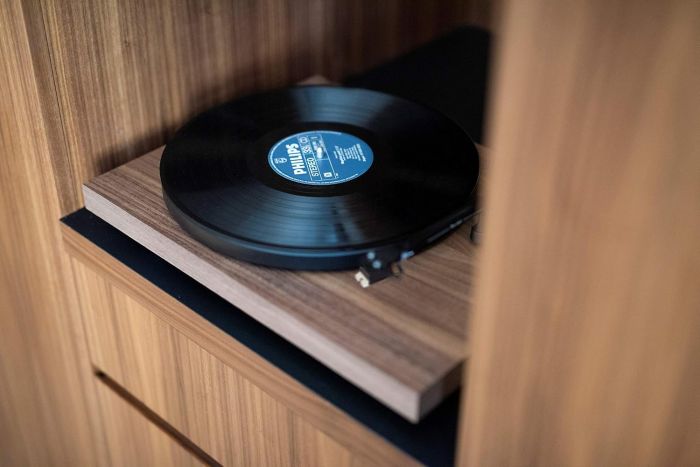 Pro-Ject Debut Carbon EVO 2M-Red Satin Walnut