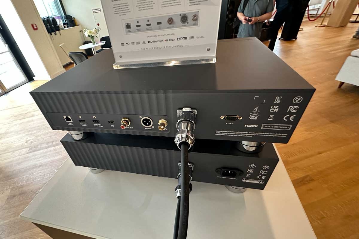 Luxury Universal Media Transport Magnetar ULTIMA