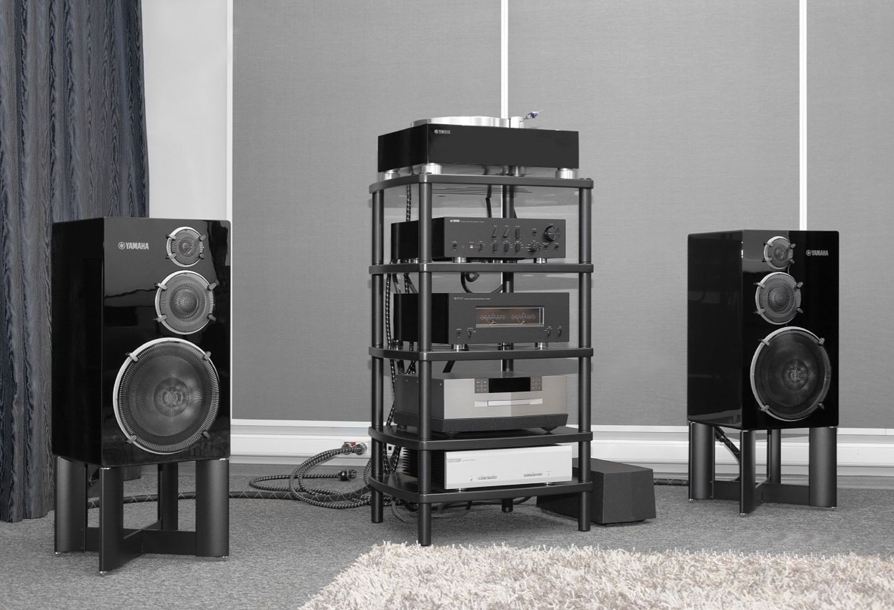 Двоблочний Hi-End підсилювач Yamaha C-5000 та M-5000 Black в інтер'єрі